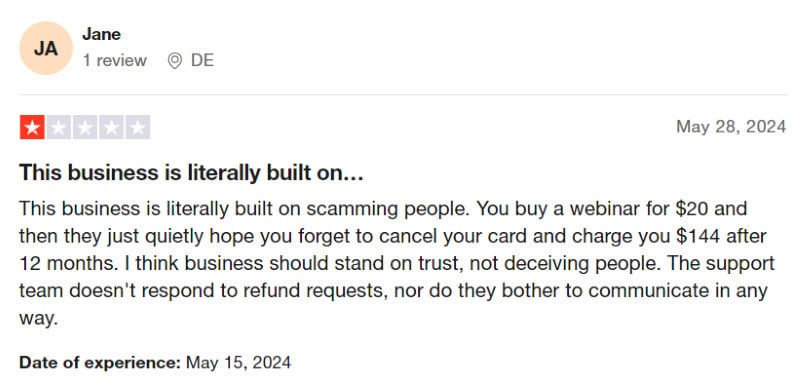 A negative SamCart review from a customer that had issues with the billing department. 